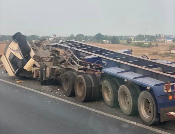 Xe container và tài xế bị thương nhẹ Xe container và tài xế bị thương nhẹ