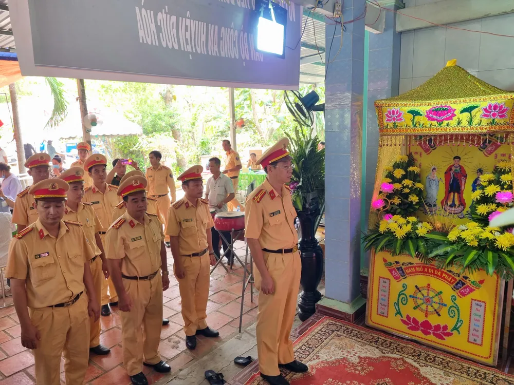 Cơ quan chức năng viếng cán bộ công an hy sinh khi đang làm nhiệm vụ