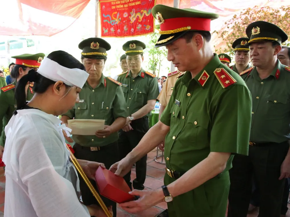 Trao quyết định truy thăng cấp bậc hàm đối với đồng chí Nguyễn Xuân Hào từ Thiếu tá lên Trung tá