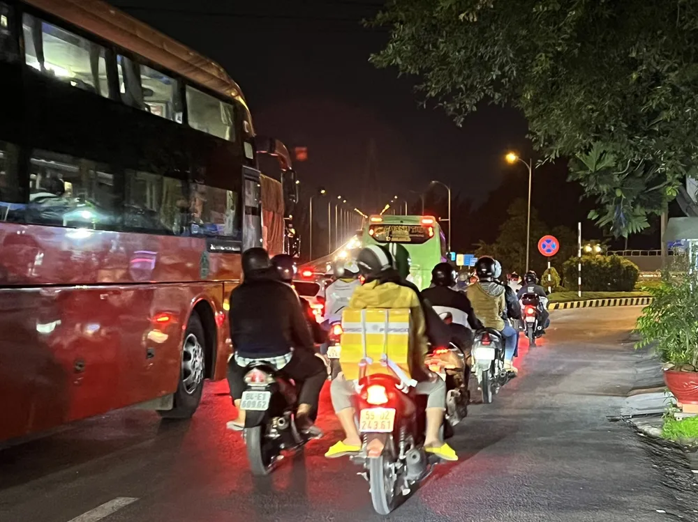 Các phương tiện di chuyển chậm qua cầu Rạch Miễu hướng về miền Tây Các phương tiện di chuyển chậm qua cầu Rạch Miễu hướng về miền Tây