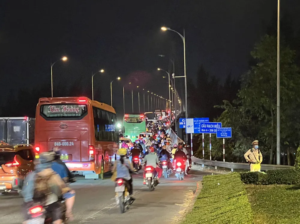 Lực lượng CSGT túc trực điều tiết giao thông Lực lượng CSGT túc trực điều tiết giao thông