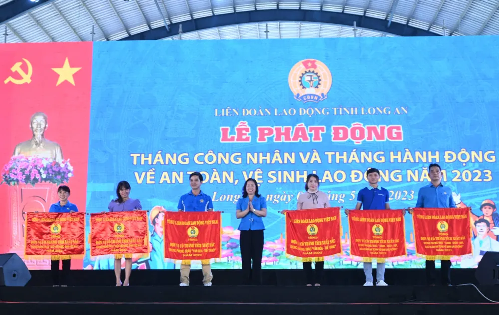 Tổng LĐLĐ Việt Nam đã trao tặng cờ thi đua cho 6 tập thể Tổng LĐLĐ Việt Nam đã trao tặng cờ thi đua cho 6 tập thể