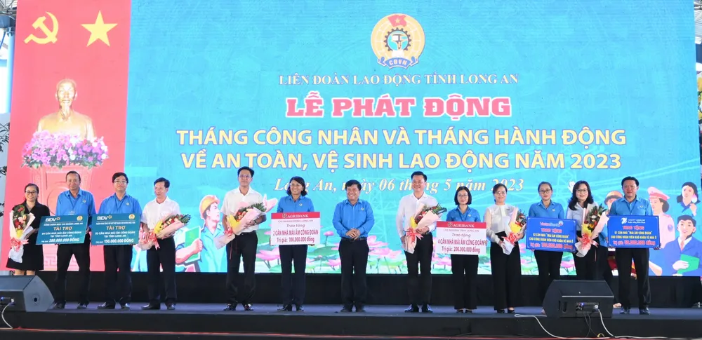 Các doanh nghiệp đã hỗ trợ 880 triệu đồng để xây dựng “Mái ấm công đoàn” cho công nhân lao động có hoàn cảnh khó khăn về nhà ở Các doanh nghiệp đã hỗ trợ 880 triệu đồng để xây dựng “Mái ấm công đoàn” cho công nhân lao động có hoàn cảnh khó khăn về nhà ở
