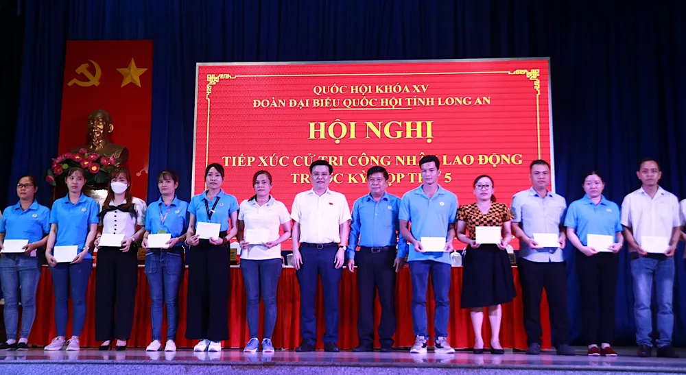 Đoàn Đại biểu Quốc hội tặng quà cho công nhân, người lao động Đoàn Đại biểu Quốc hội tặng quà cho công nhân, người lao động