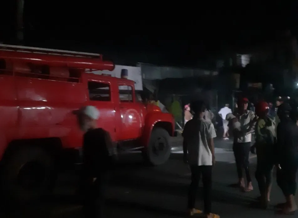 Ngành chức năng tỉnh Tiền Giang đến hiện trường dập lửa