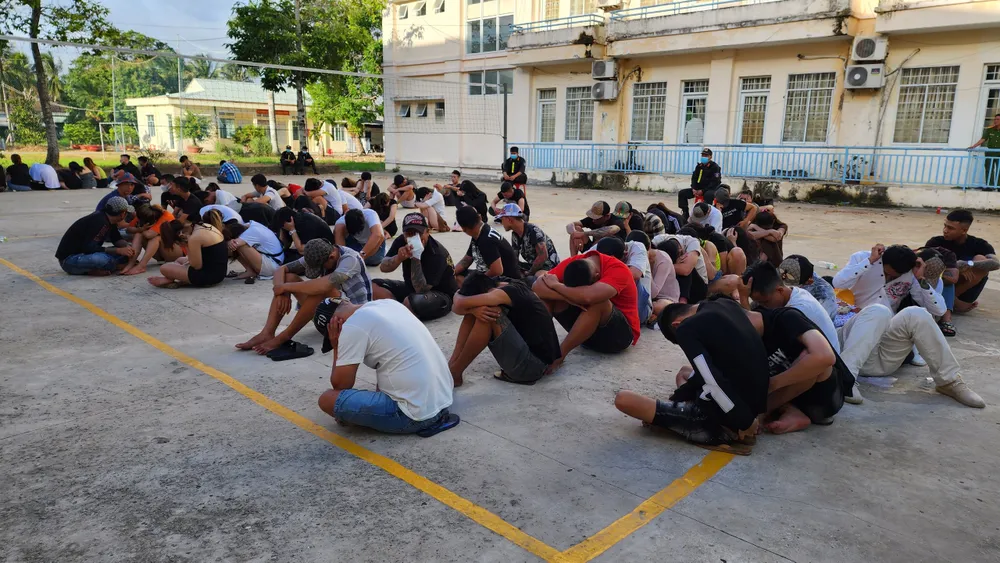 Hàng chục nam nữ sử dụng ma túy trong quán karaoke tại cơ quan điều tra