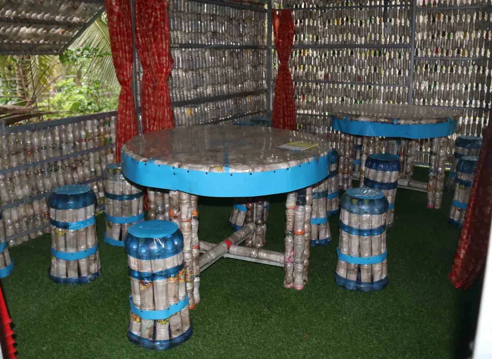 Bàn ghế đặt trong nhà hàng trên ngọn dừa Bàn ghế đặt trong nhà hàng trên ngọn dừa