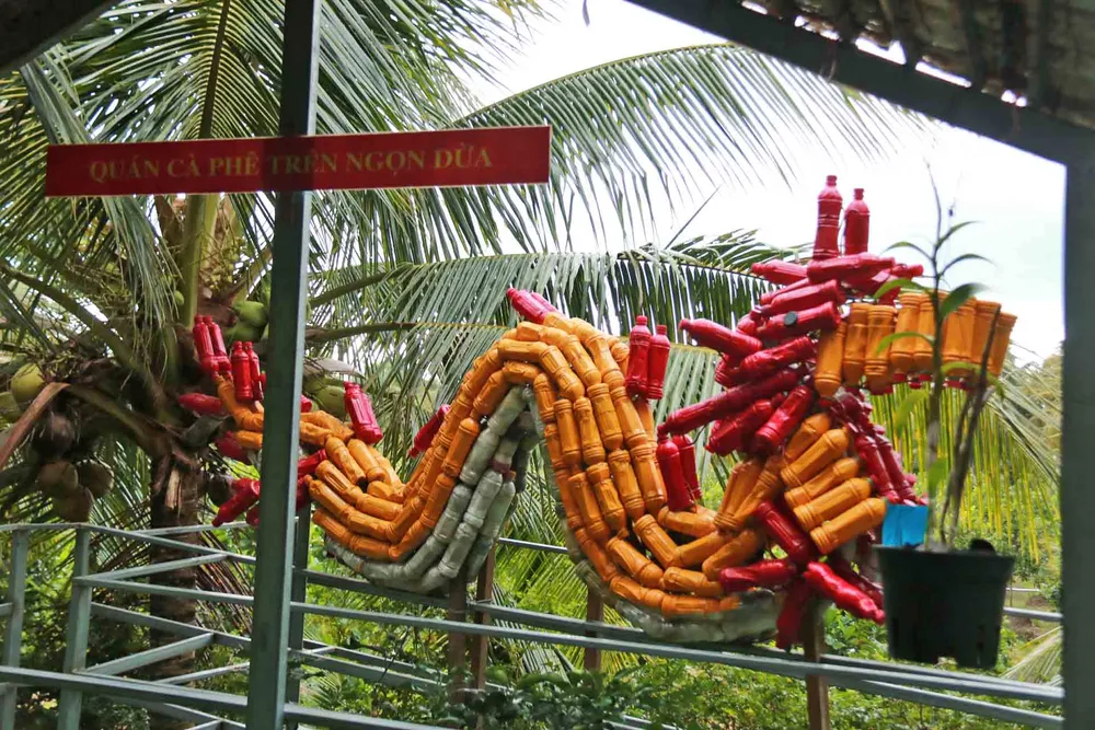 Tiểu cảnh được trang trí bằng chai lọ bỏ Tiểu cảnh được trang trí bằng chai lọ bỏ