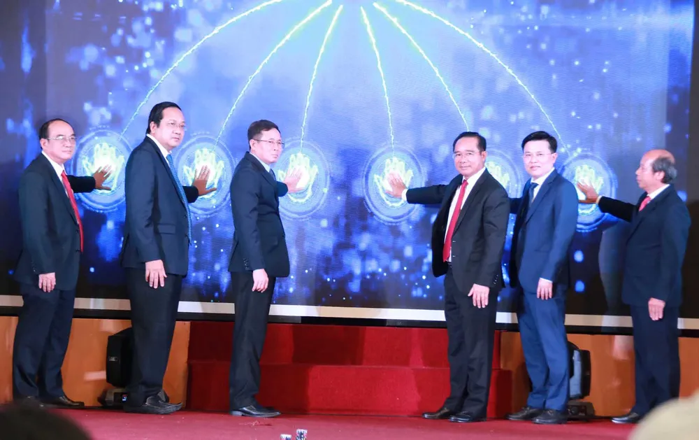 Lãnh đạo tỉnh Long An và các đại biểu thực hiện nghi thức khởi động Lãnh đạo tỉnh Long An và các đại biểu thực hiện nghi thức khởi động