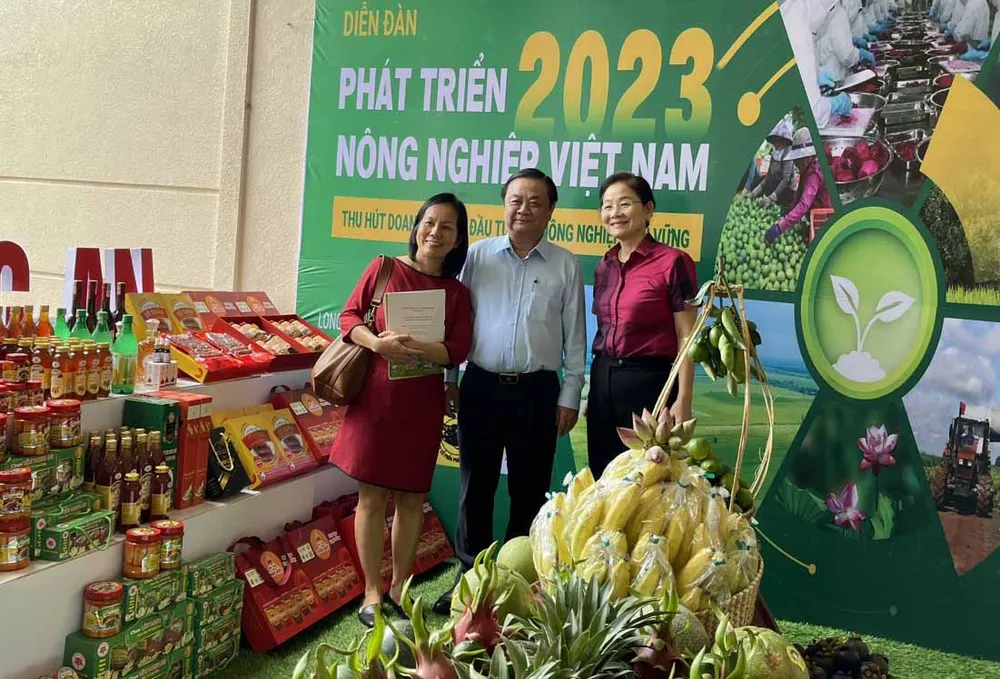 Bộ trưởng Bộ NN-PTNT Lê Minh Hoan và các đại biểu tham dự diễn đàn Bộ trưởng Bộ NN-PTNT Lê Minh Hoan và các đại biểu tham dự diễn đàn