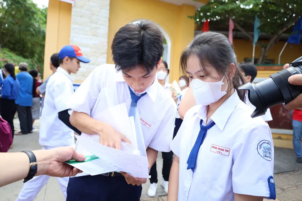 Trao đổi bài khi kết thúc buổi thi