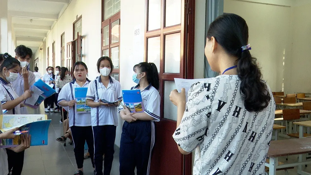 Các thí sinh thi tại Long An chờ đọc tên vào phòng thi Các thí sinh thi tại Long An chờ đọc tên vào phòng thi