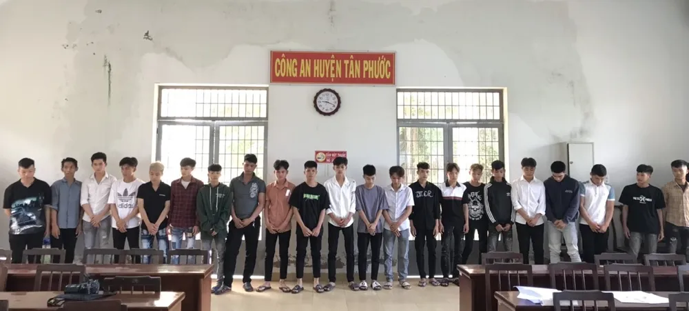 Nhóm thanh niên tại cơ quan công an Nhóm thanh niên tại cơ quan công an