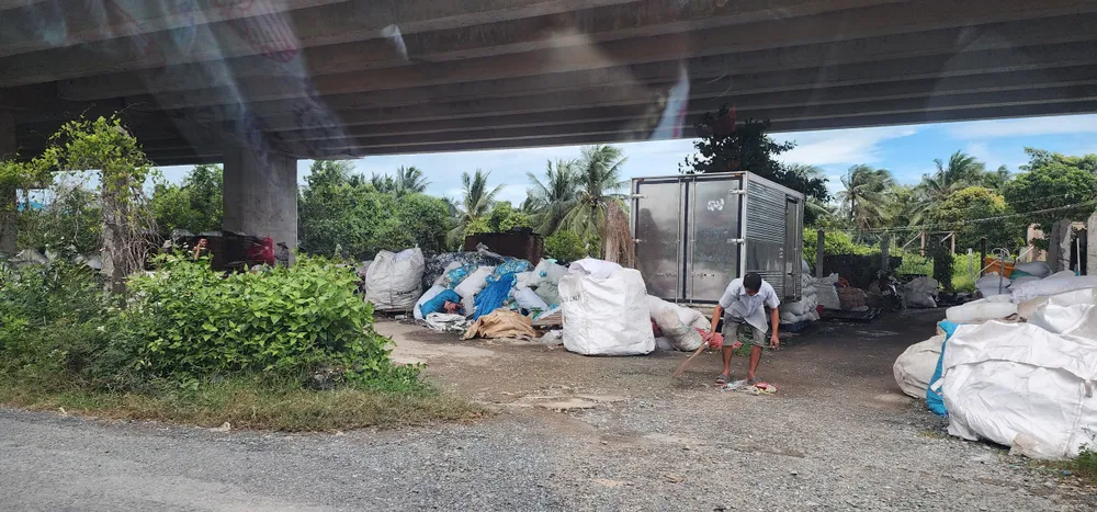 Nhiều phế liệu được gom lại đốt làm ô nhiễm môi trường xung quanh Nhiều phế liệu được gom lại đốt làm ô nhiễm môi trường xung quanh