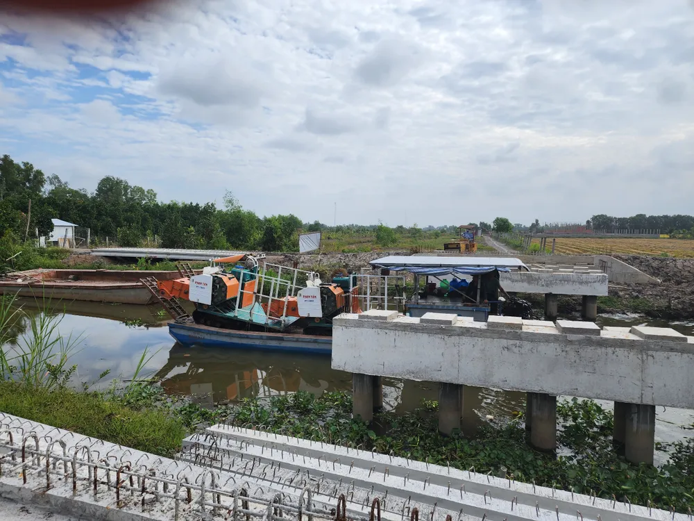 Người dân địa phương phản ánh độ tĩnh không của cầu thấp