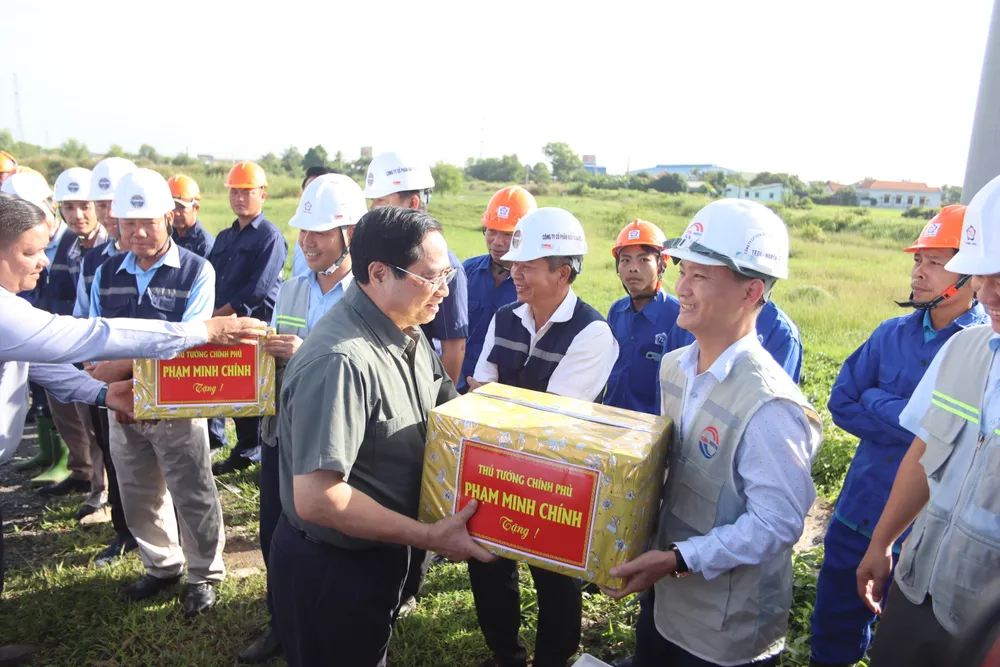 Thủ tướng Phạm Minh Chính tặng quà cán bộ, công nhân làm việc tại Dự án đường Vành đai 3 TPHCM đoạn qua tỉnh Long An
