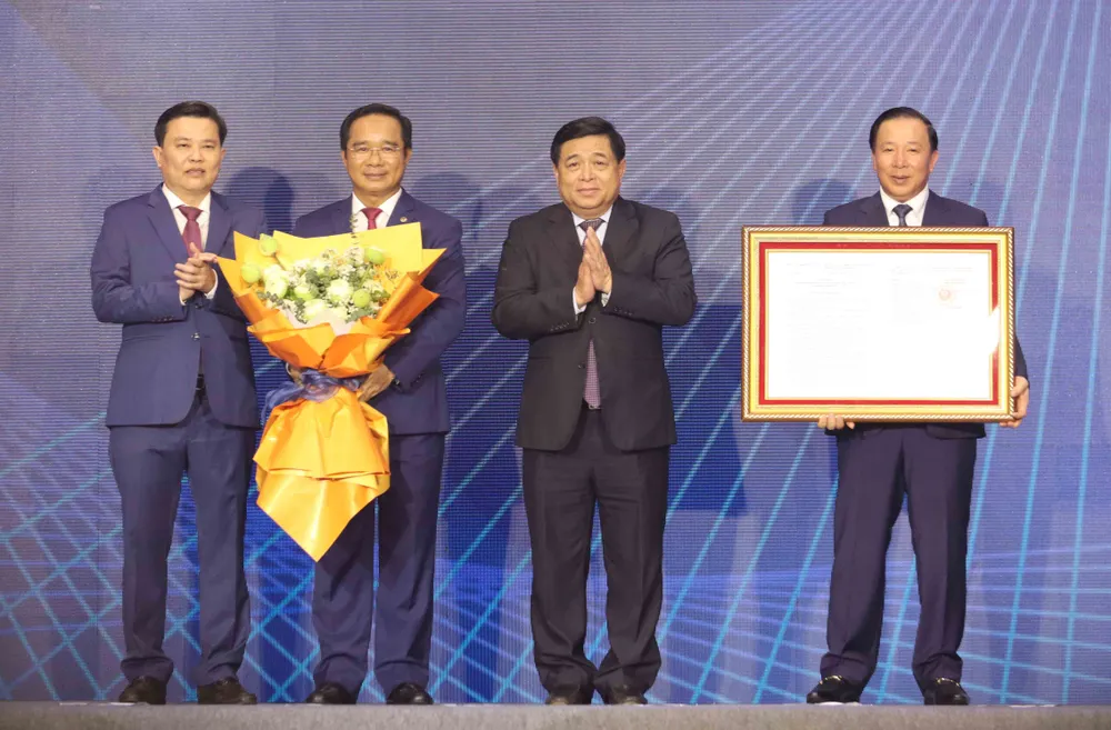Bộ trưởng Bộ Kế hoạch và Đầu tư Nguyễn Chí Dũng trao quyết định của Thủ tướng Chính phủ phê duyệt Quy hoạch tỉnh Long An thời kỳ 2021 - 2030, tầm nhìn đến năm 2050 cho lãnh đạo tỉnh Long An
