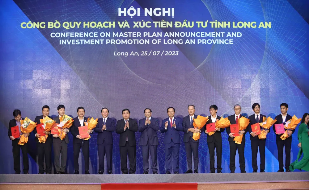 Thủ tướng Phạm Minh Chính chứng kiến trao chứng nhận đăng ký đầu tư của tỉnh Long An cho các nhà đầu tư