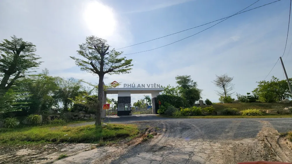 Dự án Công viên nghĩa trang Vĩnh Hằng được UBND tỉnh Long An cấp giấy chứng nhận đầu tư ngày 31-3-2008, đến nay vẫn còn dở dang