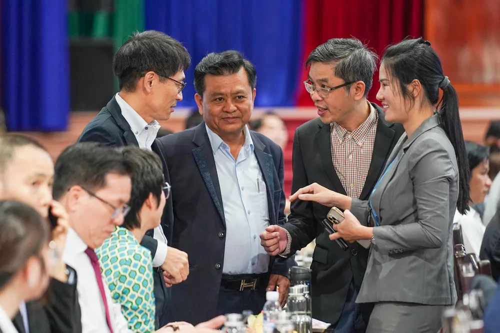 Các doanh nghiệp trao đổi thông tin tại hội nghị