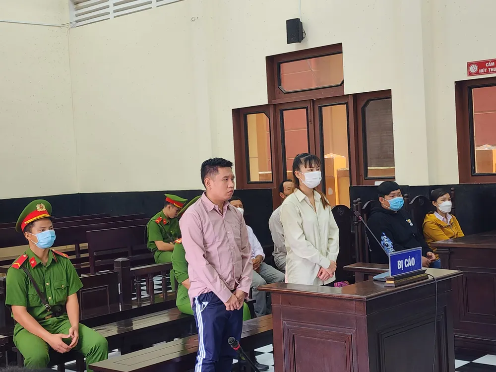 Bị cáo Nguyễn Ngọc Toản và Nguyễn Thị Mộng Cầm tại phiên tòa sơ thẩm Bị cáo Nguyễn Ngọc Toản và Nguyễn Thị Mộng Cầm tại phiên tòa sơ thẩm