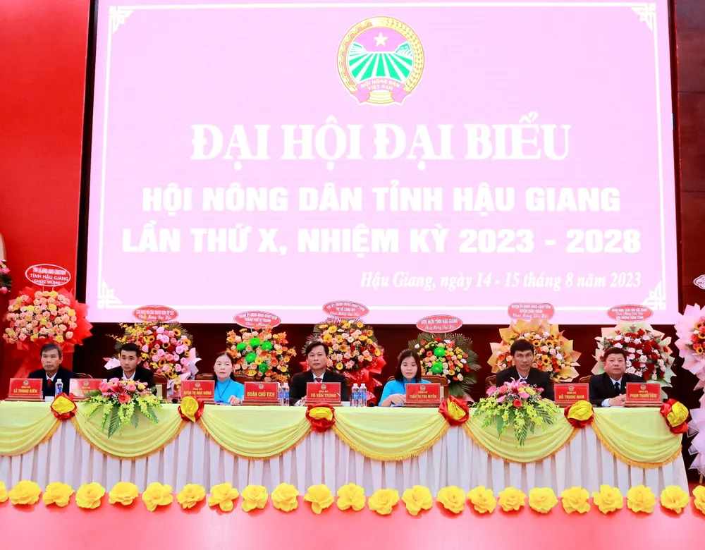 Đoàn chủ tịch dự đại hội