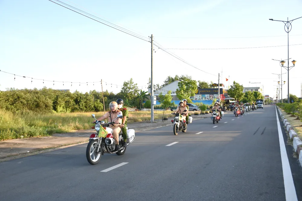 Công an tỉnh Long An mở cao điểm tổng kiểm soát xe ô tô chở khách và xe ô tô vận tải hàng hóa bằng container