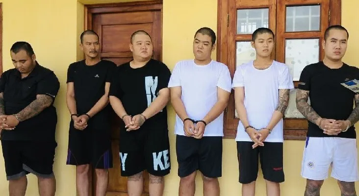 6 bị can tạm giam để tiếp tục điều tra về tội “Cưỡng đoạt tài sản”. Ảnh: Công an cung cấp 6 bị can tạm giam để tiếp tục điều tra về tội “Cưỡng đoạt tài sản”. Ảnh: Công an cung cấp