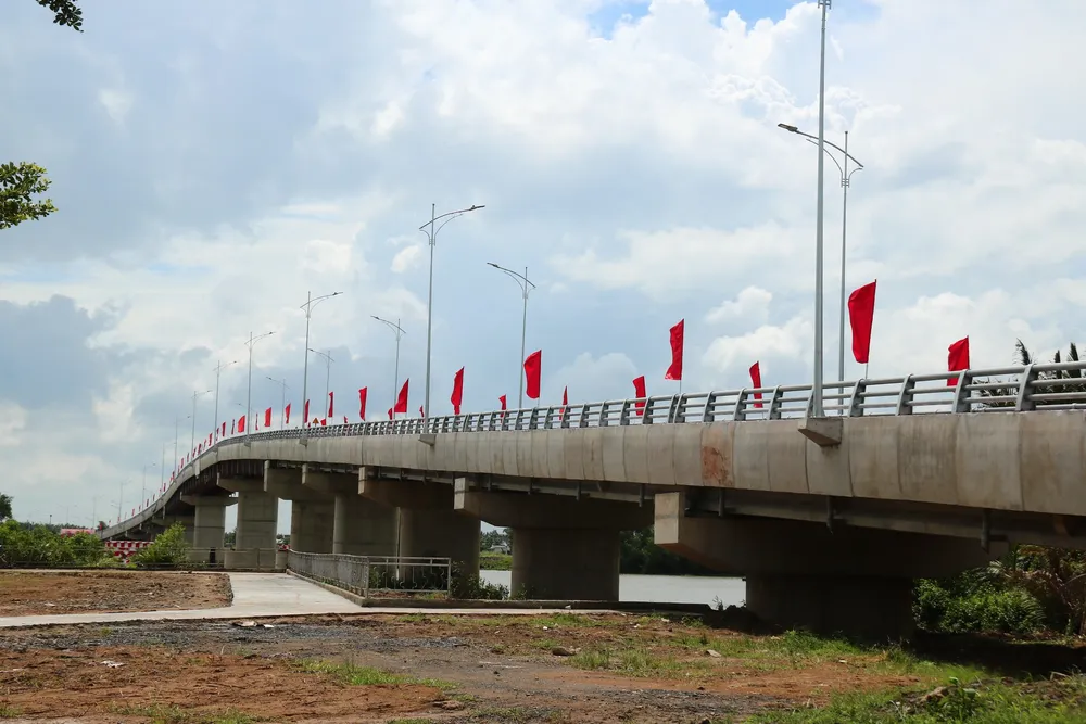 Cầu Cần Giuộc có tổng chiều dài 417m, bề rộng toàn cầu 8m Cầu Cần Giuộc có tổng chiều dài 417m, bề rộng toàn cầu 8m