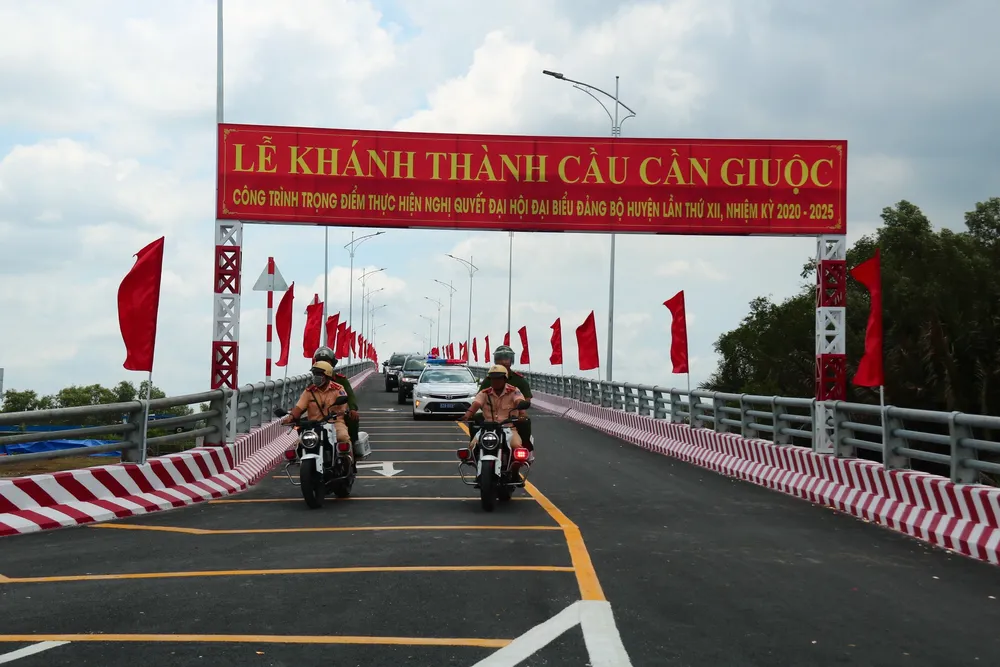 Trước khi cầu Cần Giuộc được xây dựng, hơn 10.000 người dân các xã ở huyện Cần Giuộc phải di chuyển bằng phà Tân Thanh Trước khi cầu Cần Giuộc được xây dựng, hơn 10.000 người dân các xã ở huyện Cần Giuộc phải di chuyển bằng phà Tân Thanh