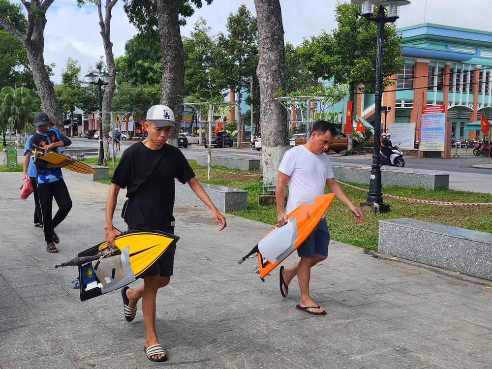 Các vận động viên mang tàu ra điểm xuất phát Các vận động viên mang tàu ra điểm xuất phát