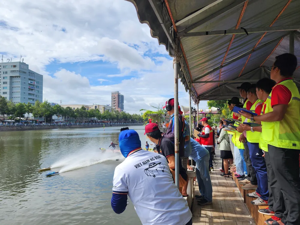 Đông đảo người dân đến xem đua tàu mô hình Đông đảo người dân đến xem đua tàu mô hình