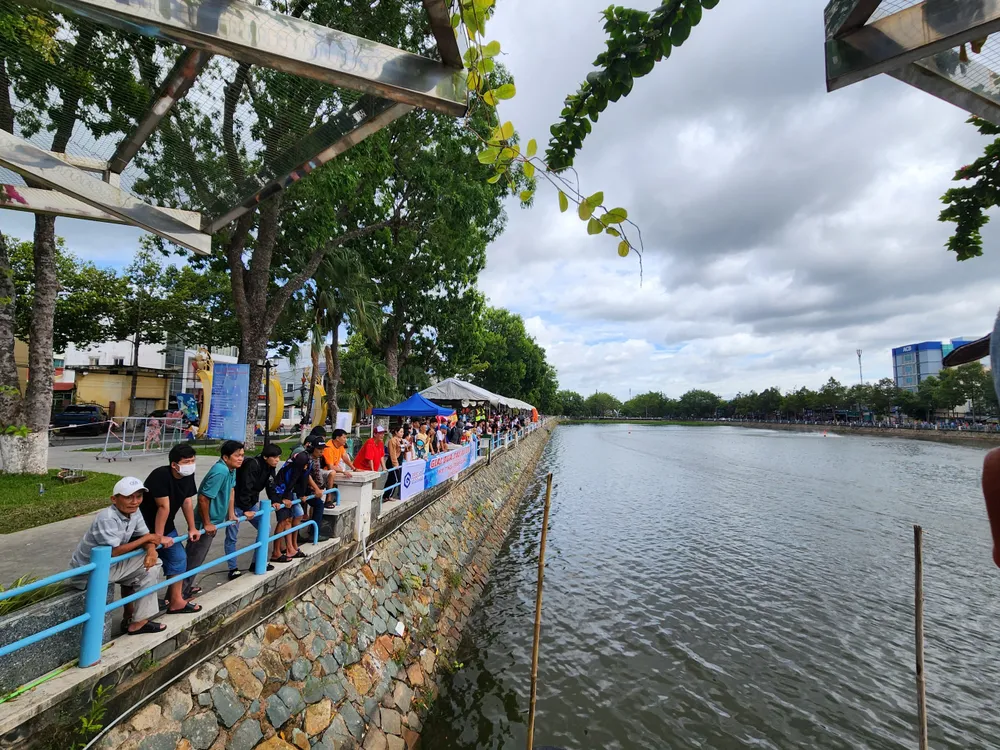 Đông đảo người dân đến xem đua tàu mô hình Đông đảo người dân đến xem đua tàu mô hình