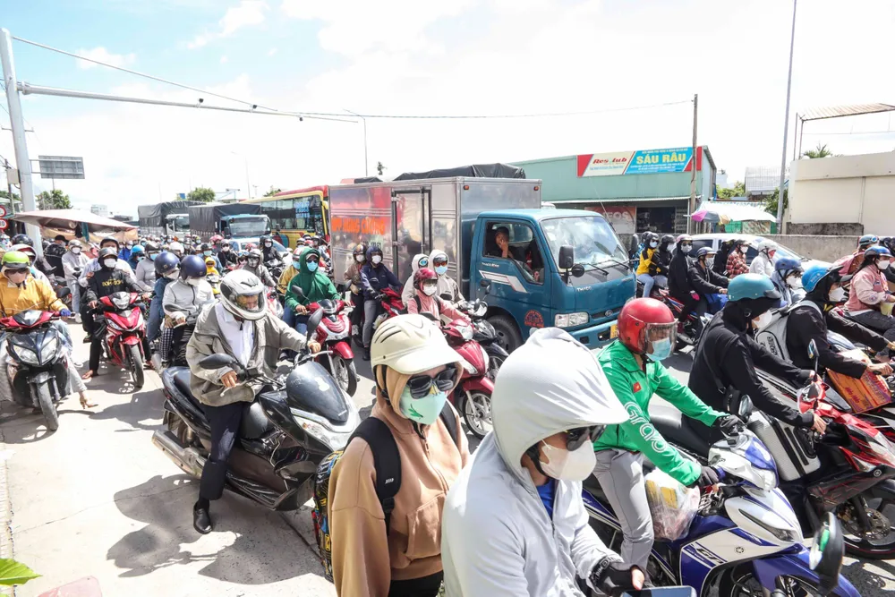 Kẹt xe trên Quốc lộ 1 đoạn qua tỉnh Long An vào trưa 1-9 Kẹt xe trên Quốc lộ 1 đoạn qua tỉnh Long An vào trưa 1-9