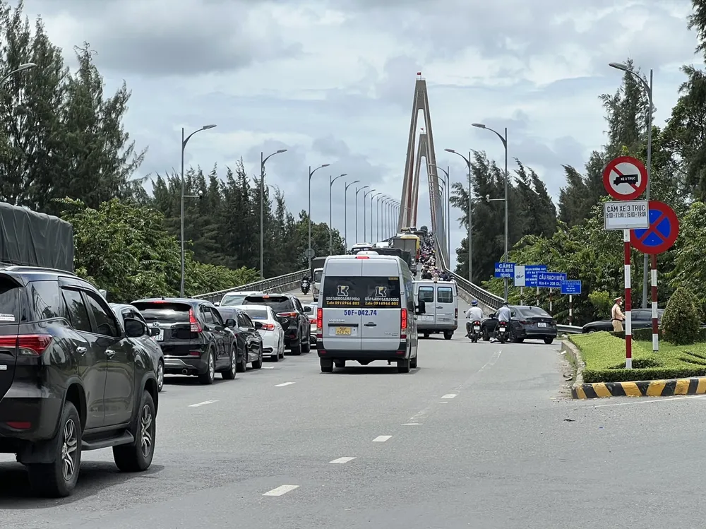 Trưa 1-9, đầu cầu Rạch Miễu (phía Tiền Giang), phương tiện di chuyển chậm Trưa 1-9, đầu cầu Rạch Miễu (phía Tiền Giang), phương tiện di chuyển chậm