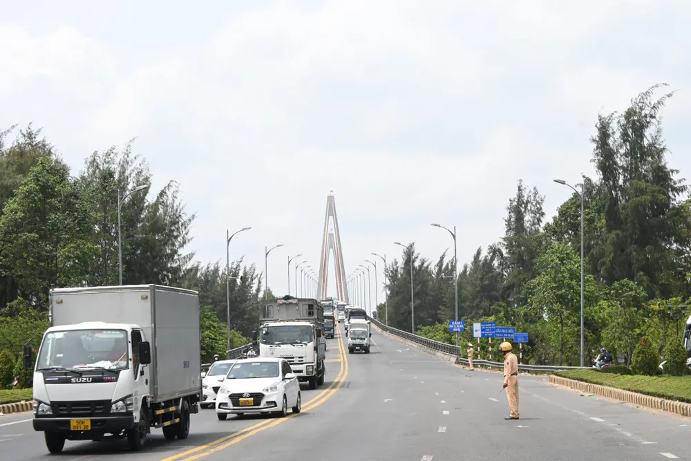 CSGT Công an tỉnh Tiền Giang điều tiết giao thông vào sáng 1-9 tại cầu Rạch Miễu CSGT Công an tỉnh Tiền Giang điều tiết giao thông vào sáng 1-9 tại cầu Rạch Miễu