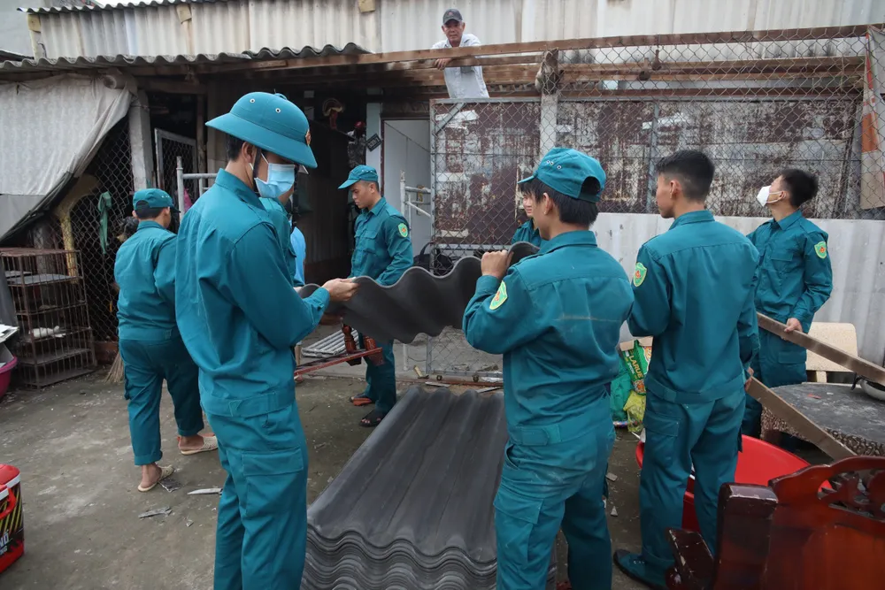 Ngành chức năng địa phương hỗ trợ người dân khắc phục thiệt hại