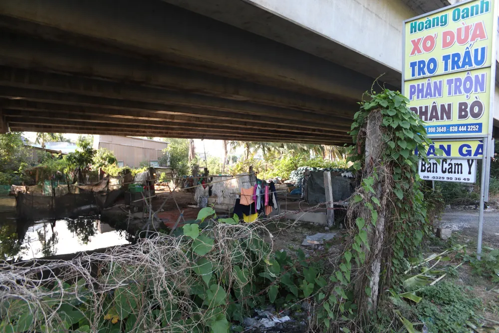 Người dân sử dụng bên dưới gầm đường cao tốc TPHCM – Trung Lương để sinh hoạt