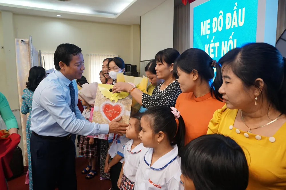 Long An: Tuyên dương 100 “Mẹ đỡ đầu” tiêu biểu ảnh 1