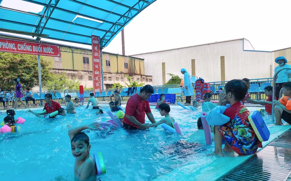 Mỗi tiết học đều xoay quanh các bài tập, các trò chơi để các em làm quen với nước Mỗi tiết học đều xoay quanh các bài tập, các trò chơi để các em làm quen với nước