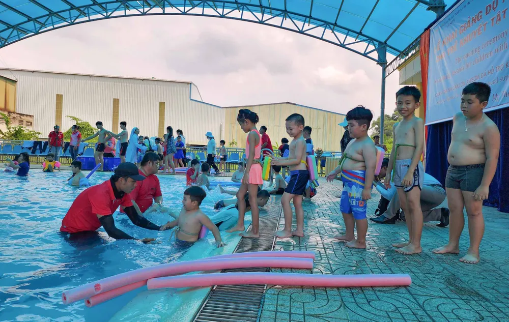 Chương trình tạo điều kiện thuận lợi cho các em có cơ hội được đến hồ bơi vui chơi, học tập, cải thiện tình trạng khuyết tật Chương trình tạo điều kiện thuận lợi cho các em có cơ hội được đến hồ bơi vui chơi, học tập, cải thiện tình trạng khuyết tật