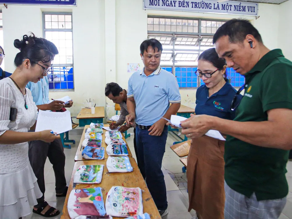 Ban giám khảo chấm điểm từng tác phẩm