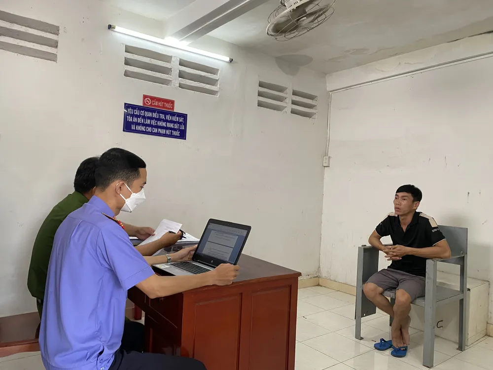 Huỳnh An Lợi tại cơ quan công an. Ảnh: ĐỨC HUY