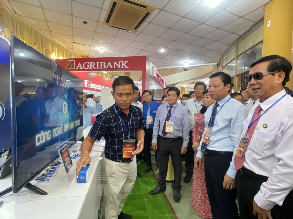 Ông Phạm Tấn Hòa, Phó Chủ tịch UBND tỉnh Long An (thứ 2 từ phải sang) nghe hướng dẫn quy trình công nghệ mới về chuyển đổi số