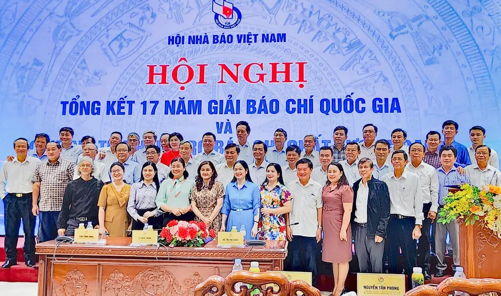 Các đại biểu chụp ảnh lưu niệm tại hội nghị Các đại biểu chụp ảnh lưu niệm tại hội nghị