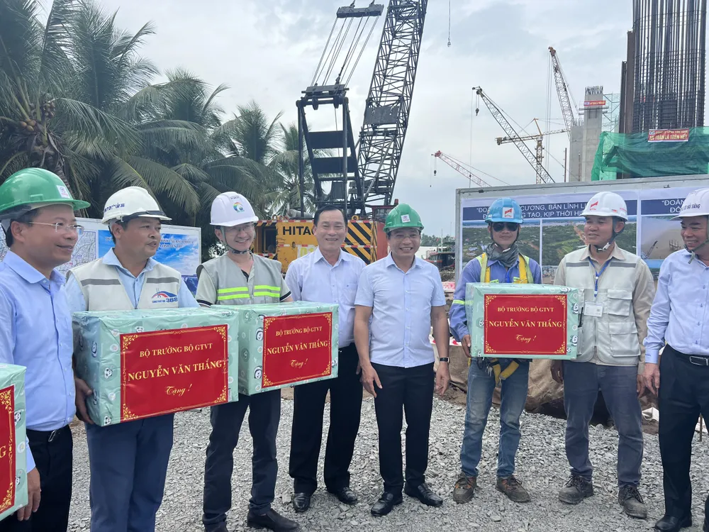 Bộ trưởng Nguyễn Văn Thắng tặng quà, động viên các kỹ sư, công nhân đang thi công trên công trường cầu Rạch Miễu 2 Bộ trưởng Nguyễn Văn Thắng tặng quà, động viên các kỹ sư, công nhân đang thi công trên công trường cầu Rạch Miễu 2