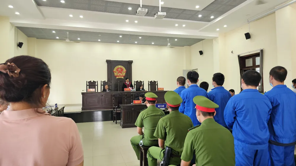 TAND tỉnh Long An đã tuyên án đối với 25 bị cáo vụ buôn lậu đường cát