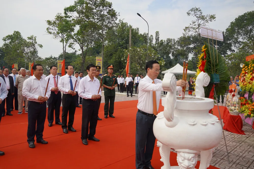 Chủ tịch nước Võ Văn Thưởng dâng hương tại khu tưởng niệm đồng chí Võ Văn Tần Chủ tịch nước Võ Văn Thưởng dâng hương tại khu tưởng niệm đồng chí Võ Văn Tần