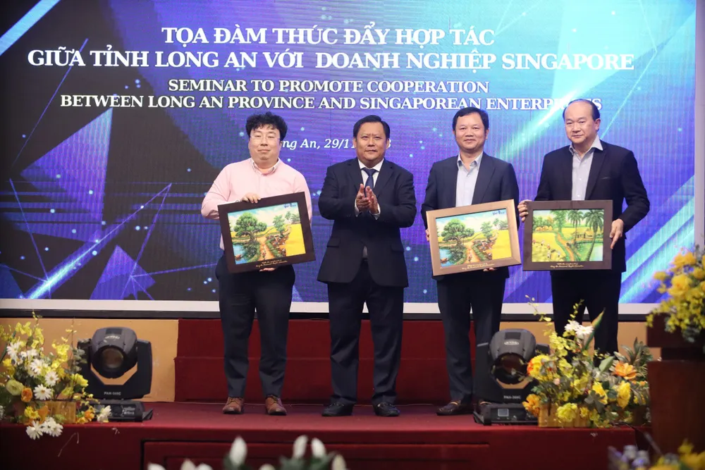 Đại diện UBND tỉnh Long An trao quà lưu niệm cho doanh nghiệp Singapore Đại diện UBND tỉnh Long An trao quà lưu niệm cho doanh nghiệp Singapore