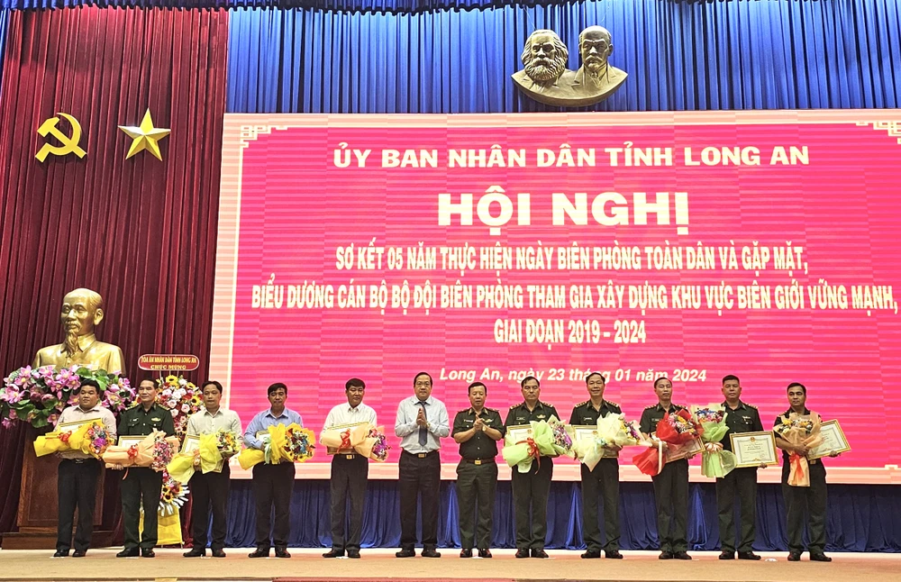 Ông Nguyễn Minh Lâm, Phó Chủ tịch UBND tỉnh Long An tặng bằng khen cho các tập thể, cá nhân có thành tích xuất sắc trong tham gia xây dựng khu vực biên giới vững mạnh so-ket-bien-phong-3916.jpg